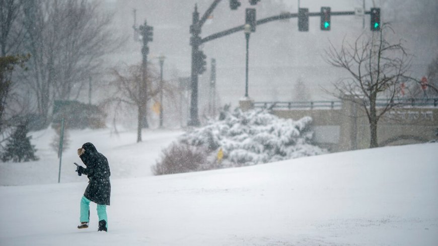 Tormenta de nieve en EE. UU.: más de 1.000 vuelos cancelados y clases desde casa