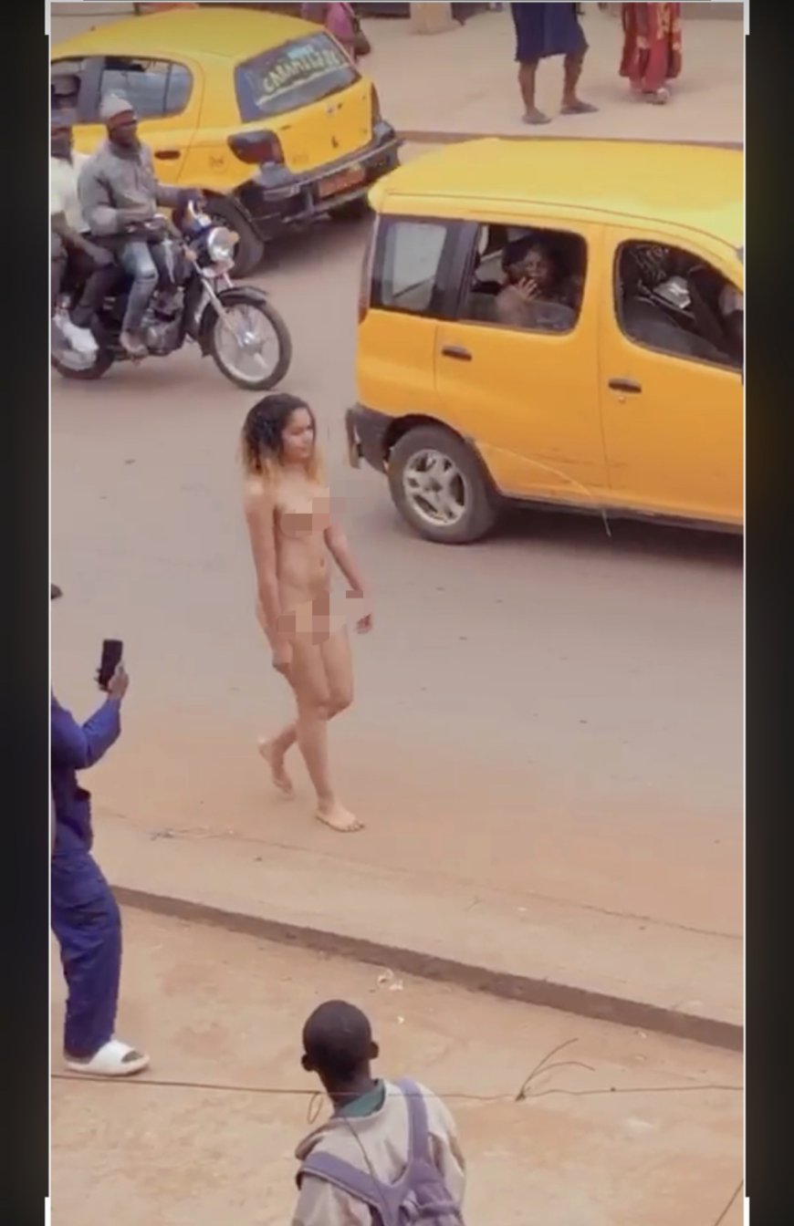 8 de marzo de 2023: una joven camina desnuda en Yaundé