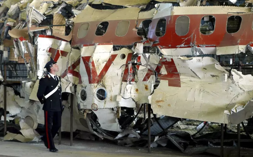 El ex primer ministro italiano dice que un misil francés derribó un avión de pasajeros en 1980 por accidente en un intento por matar a Gadafi