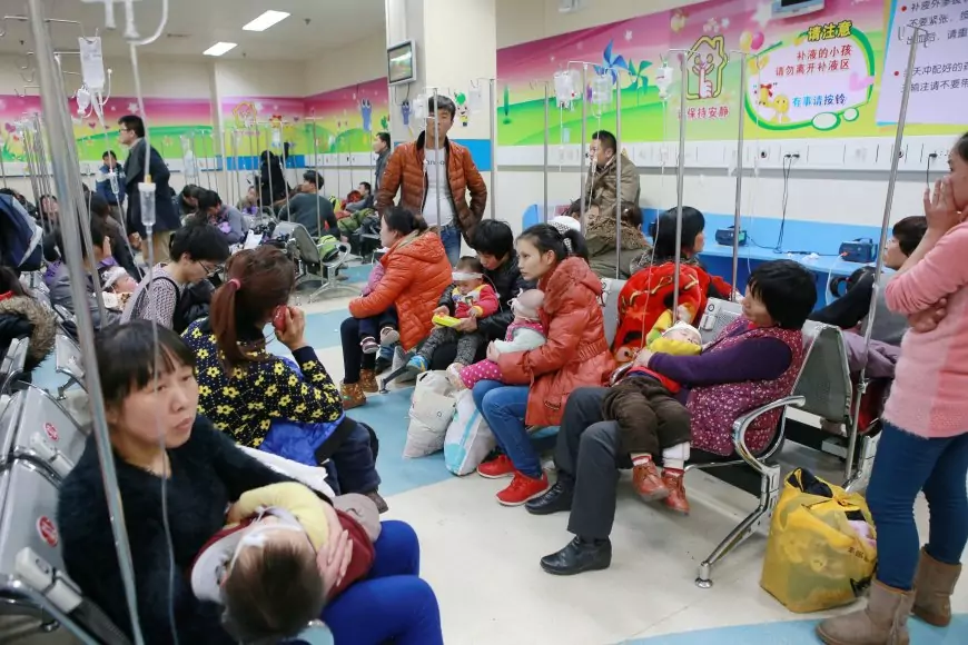 Un misterioso brote de neumonía deja a los hospitales chinos "abrumados con niños enfermos"