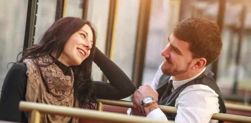 Las investigaciones muestran que incluso el contacto breve con extraños aumenta los niveles de felicidad